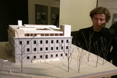 Architekt Pavel Míček a model, který ukazuje, jak si představuje rekonstrukci zámku.
