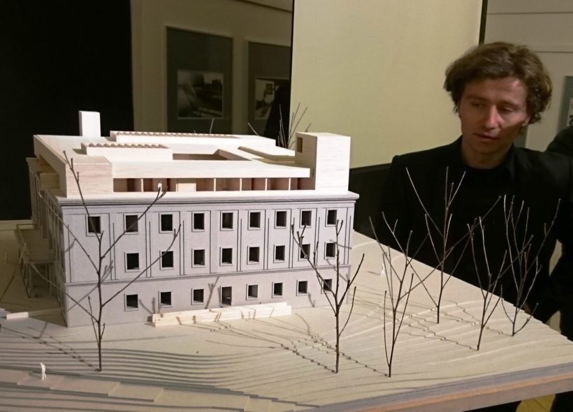 Architekt Pavel Míček a model, který ukazuje, jak si představuje rekonstrukci zámku.