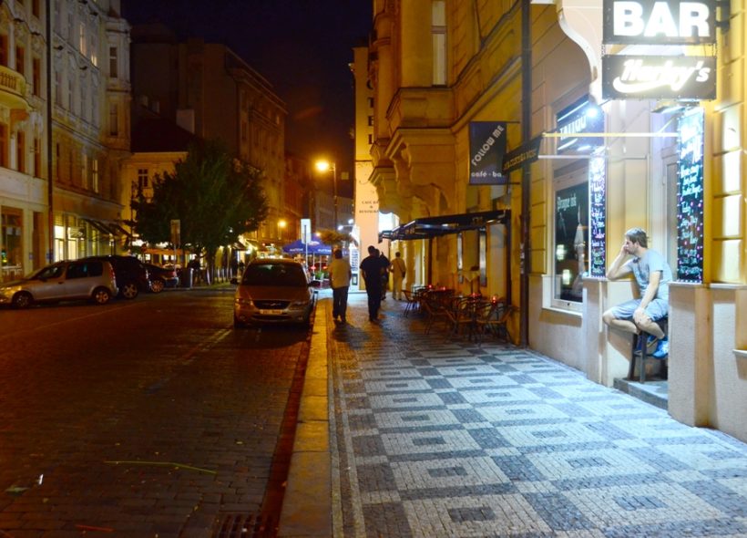 Před den je Dlouhá třída celkem nenápadným místem. V noci se ale mění v jednu z nejrušnějších ulic v Praze