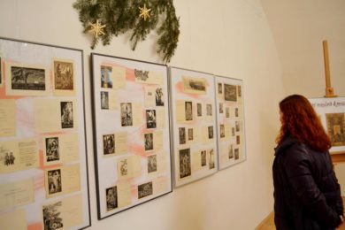 Výstava novoročních pozdravů trvá v Muzeu Beskyd do 25. ledna. Na snímku jsou zachyceny novoročenky Ferdiše Duši.