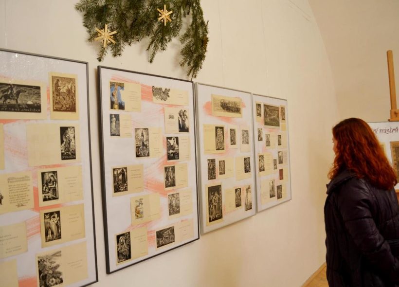 Výstava novoročních pozdravů trvá v Muzeu Beskyd do 25. ledna. Na snímku jsou zachyceny novoročenky Ferdiše Duši.
