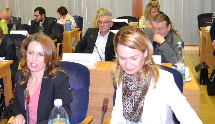 Adéla Řehová z Hnutí ANO (vlevo) na jednání zastupitelstva. Za ní sedí Miroslav Bártek.