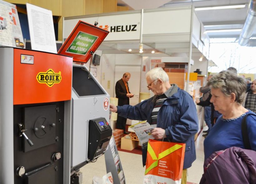 Návštěvníci letošní Infothermy si prohlížejí úsporné a ekologické kotle.
