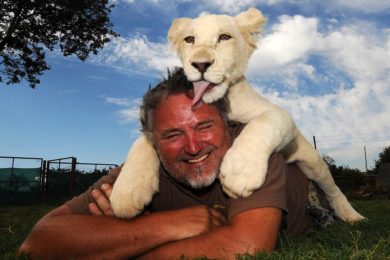 Cestovatel Richard Jaroněk s adoptovaným lvíčetem.