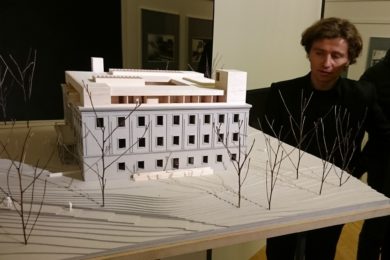 Architekt Pavel Míček a model zámku podle jeho vize.