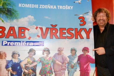 Zdeněk Troška u plakátu nové komedie Babovřesky 3.