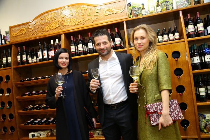 Herečky Zuzana Šulajová a Vlastina Svátková ochutnaly kosovské víno, které znalecky ohodnotil majitel vinotéky  Ago Simitči.