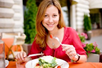 „Dnes nejím, večer jdu do restaurace,“ to si říká většina Čechů, kteří drží dietu a mají pocit, že v restauraci stravovací režim poruší. To je ale podle odborníků jeden z největších omylů