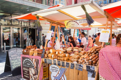 Pravé francouzské bagety, crossianty z čerstvého másla nebo skvělý ořechový chleba značky La Petite France byly zatím k dostání jen na farmářských trzích