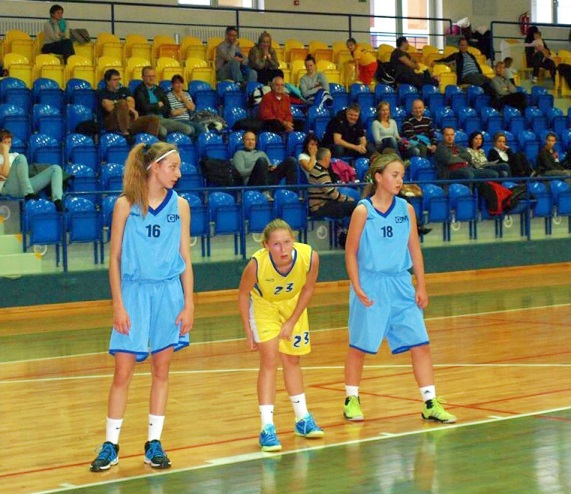 Mladší žákyně Nela Ručková (16), Kristýna Vojkovská (18) a benešovská Veronika Míková (23) se soustředí před doskokem při střelbě trestného hodu. Foto: Milan Mika