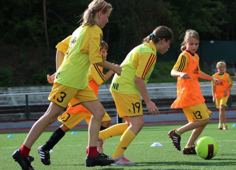 Děvčata mohou hrát fotbal třeba za Duklu.
