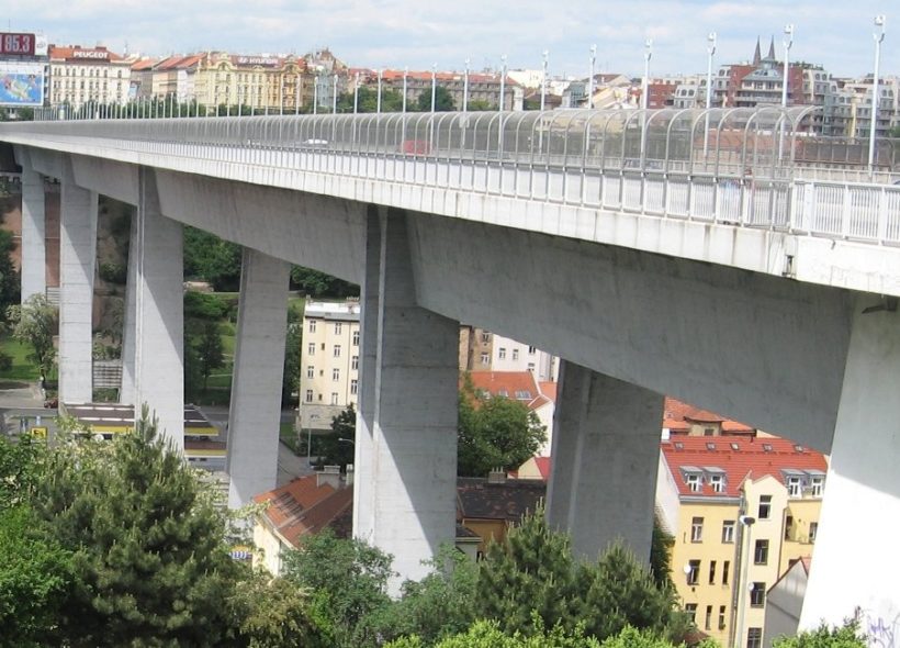 I letos budou dopravu na Nuselském mostě komplikovat jeho opravy.