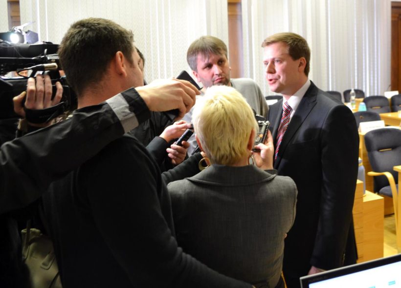 Novináři zpovídají Michala Pobuckého poté, co byl zvolen primátorem města.