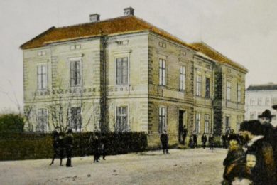 Budova hospodářské školy u kostela sv. Jana a Pavla, v níž se začalo vyučovat v roce 1899.