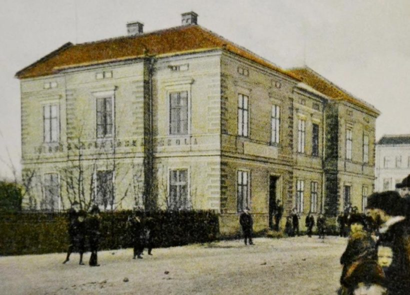 Budova hospodářské školy u kostela sv. Jana a Pavla, v níž se začalo vyučovat v roce 1899.