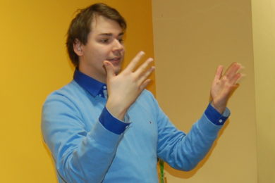 Znakovou řeč bude vyučovat  i  neslyšící lektor Tomáš Jelínek.