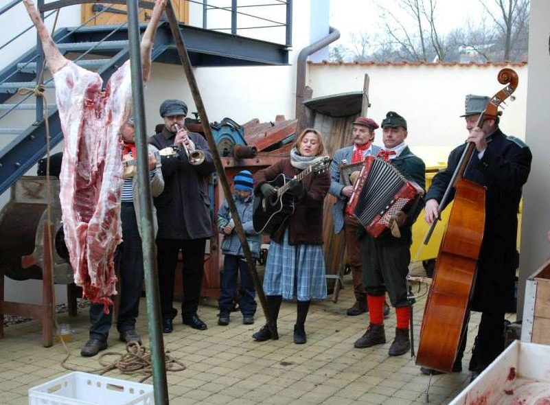 Součástí Gurmánského festivalu byla i zabíjačka ve Všeradicích.
