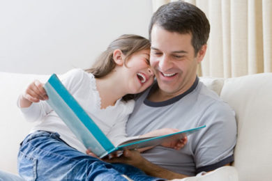 Čtení dětem může být velmi tvořivá zábava. Zejména, pokud se do něj zapojí i tátové.