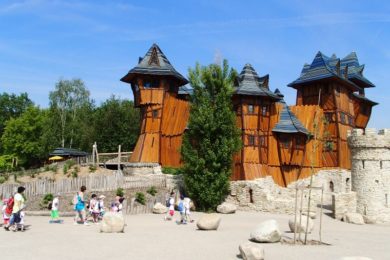 Dominantou parku je obrovský, originálně řešený dřevěný hrad s množstvím skluzavek, visutých mostů, rozhleden a žebříků a podzemním labyrintem.