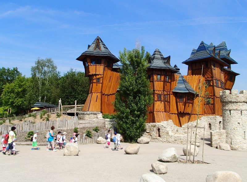 Dominantou parku je obrovský, originálně řešený dřevěný hrad s množstvím skluzavek, visutých mostů, rozhleden a žebříků a podzemním labyrintem.