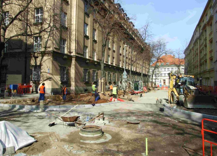 Ve Čkalově ulici se pracuje na opravách komunikací.