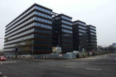 Nová budova v rámci areálu BBCentra je před dokončením.