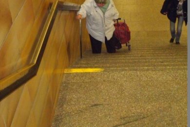 Výstup ze stanice Roztyly je pro starší lidi náročný.