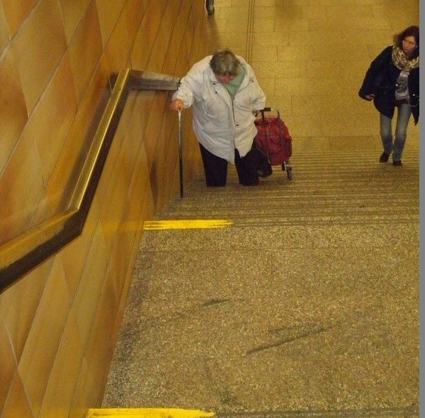 Výstup ze stanice Roztyly je pro starší lidi náročný.