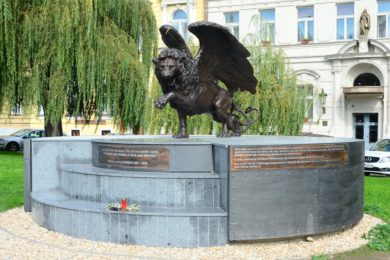 Ani mediální kauzy kolem umisťování pomníků v Pražanech zájem nevzbuzují