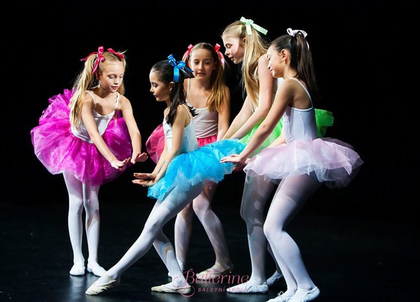 Mladé baletky při jednom z vystoupení na baletní benefici.