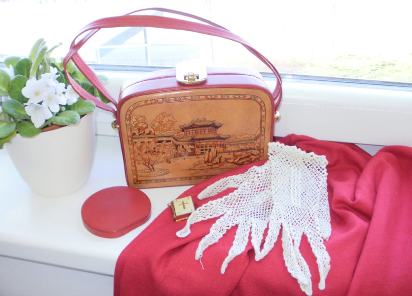 Věnovaná kabelka, která obsahuje i rukavičky, původní pudřenku a miniknížku s růžencem.