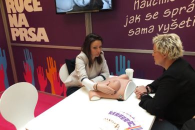 Úspěšná road show po obchodních centrech pokračuje druhou pražskou zastávkou v úterý 3. března v pražském QUADRIU, kde si budou mít možnost ženy samovyšetření prsu vyzkoušet.
