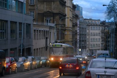 Zastávka se v ulici Bělehradské posouvá o 32 metrů proti směru jízdy, 70 metrů za křižovatku s ulicí Bruselskou.