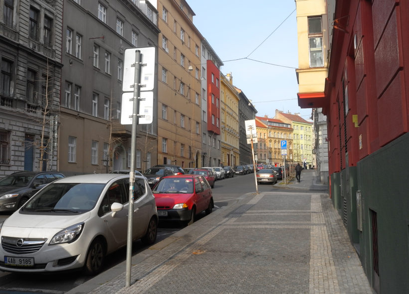 Obyvatelku ulice Máchova trápí nepořádek, radnice má jiný názor