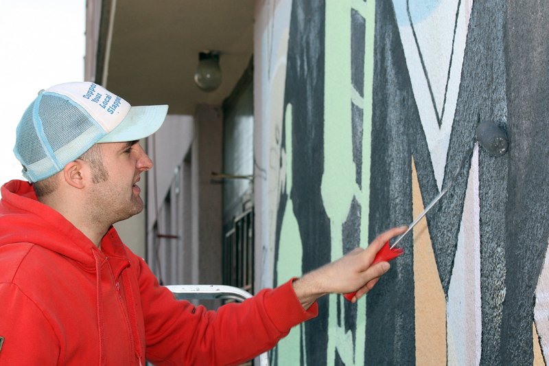 Na rozdíl od stříkaného graffiti se mural art nanáší většinou štětci a nejvíc válečky. foto (c) Jan Bělohubý