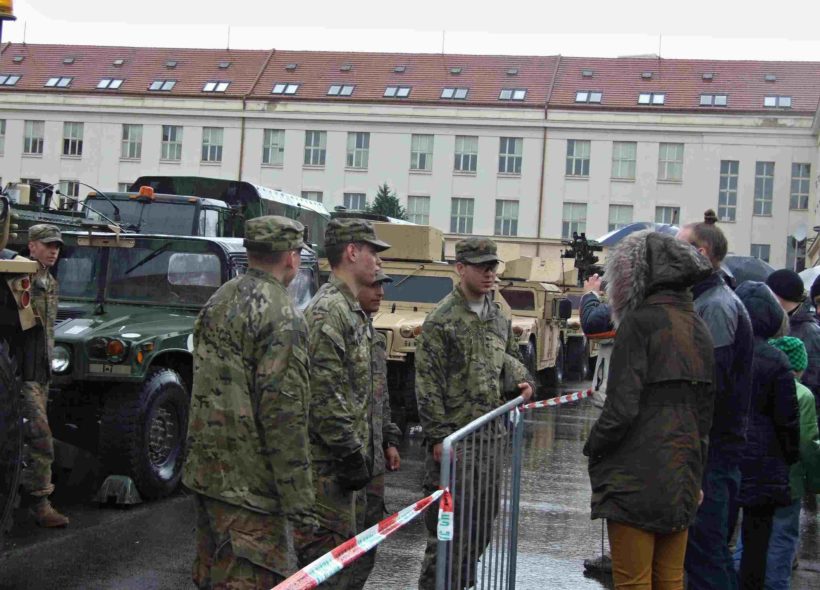 Do ruzyňských kasáren se s americkými vojáky přišli pozdravit tisíce lidí.