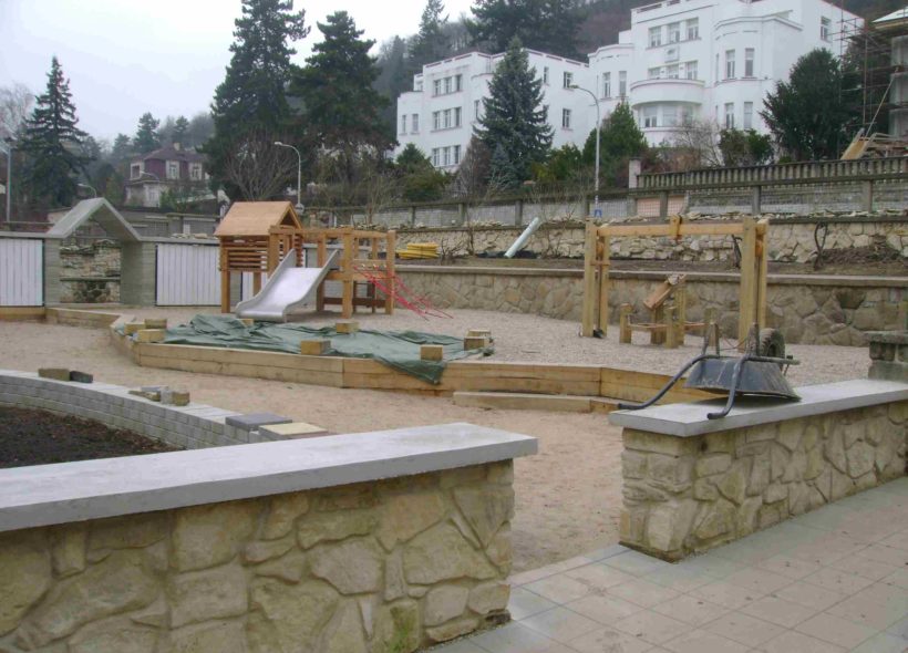 Práce na rekonstrukci obecní zahrady jsou v plném proudu.