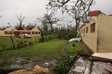 Tajfunem zničená škola na ostrově Tanna.