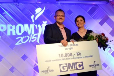 Zuzana Krutilová přebírá hlavní cenu od majitele firmy GMC Tech Dušana Gebauera.
