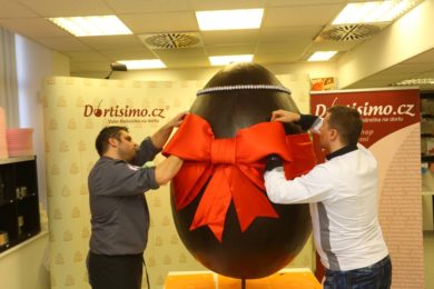 Největší česká čokoládová kraslice měří 153 cm na výšku a 103 cm na šířku a spotřebovalo se na ni 12 kilogramů čokolády.