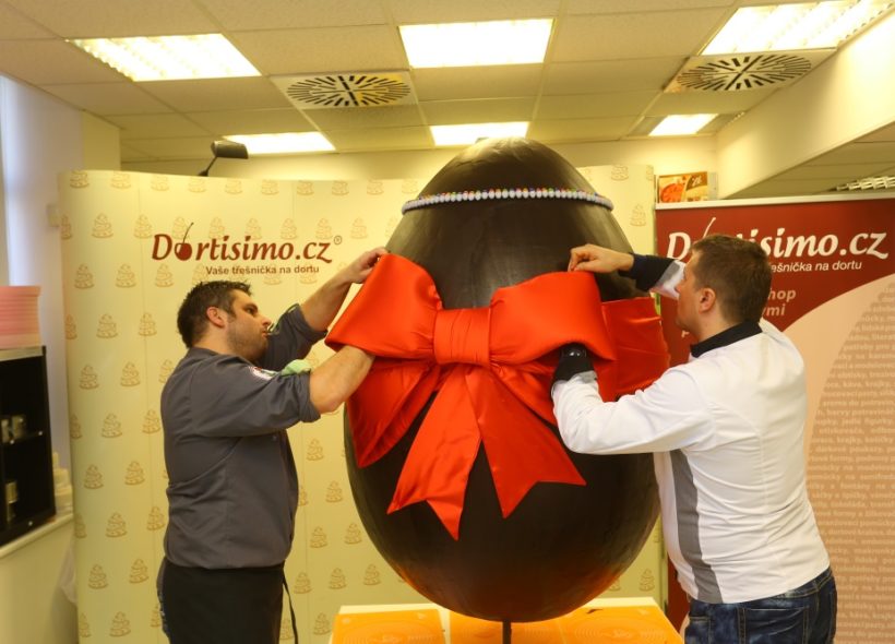 Největší česká čokoládová kraslice měří 153 cm na výšku a 103 cm na šířku a spotřebovalo se na ni 12 kilogramů čokolády.