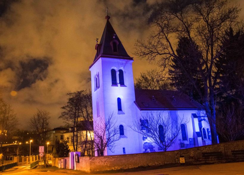 Modře nasvícený Kostel Narození Panny Marie v Záběhlicích u Hamerského rybníka
