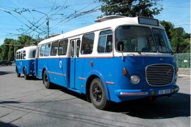 Historický autobus i s vlečkou