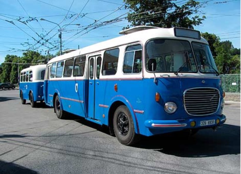 Historický autobus i s vlečkou