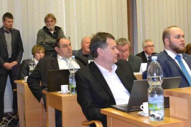 Dva bývalí zastupitelé za ODS Petr Konůpka (vlevo) a Milosalv Merta sledovali jednání vestoje za lavicemi členů ANO. Merta musel nakonec nuceně jednání opustit.