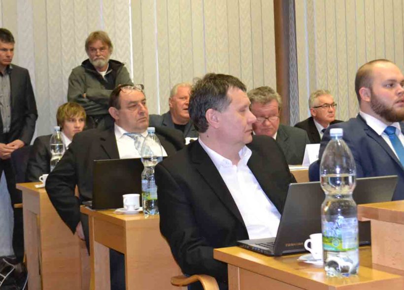 Dva bývalí zastupitelé za ODS Petr Konůpka (vlevo) a Milosalv Merta sledovali jednání vestoje za lavicemi členů ANO. Merta musel nakonec nuceně jednání opustit.