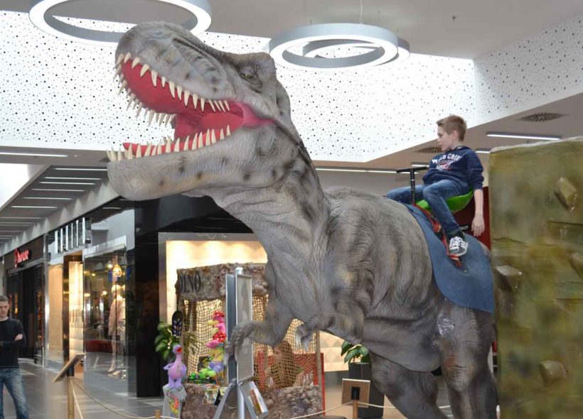 Dinosauři jsou ve skutečné velikosti.