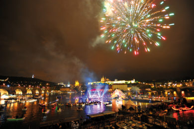 Jeden z nejkrásnějších festivalů promění Vltavu ve světelnou řeku