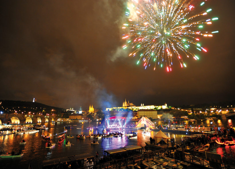 Jeden z nejkrásnějších festivalů promění Vltavu ve světelnou řeku