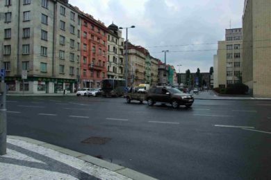 Automobilový provoz v Praze loni stahnoval.